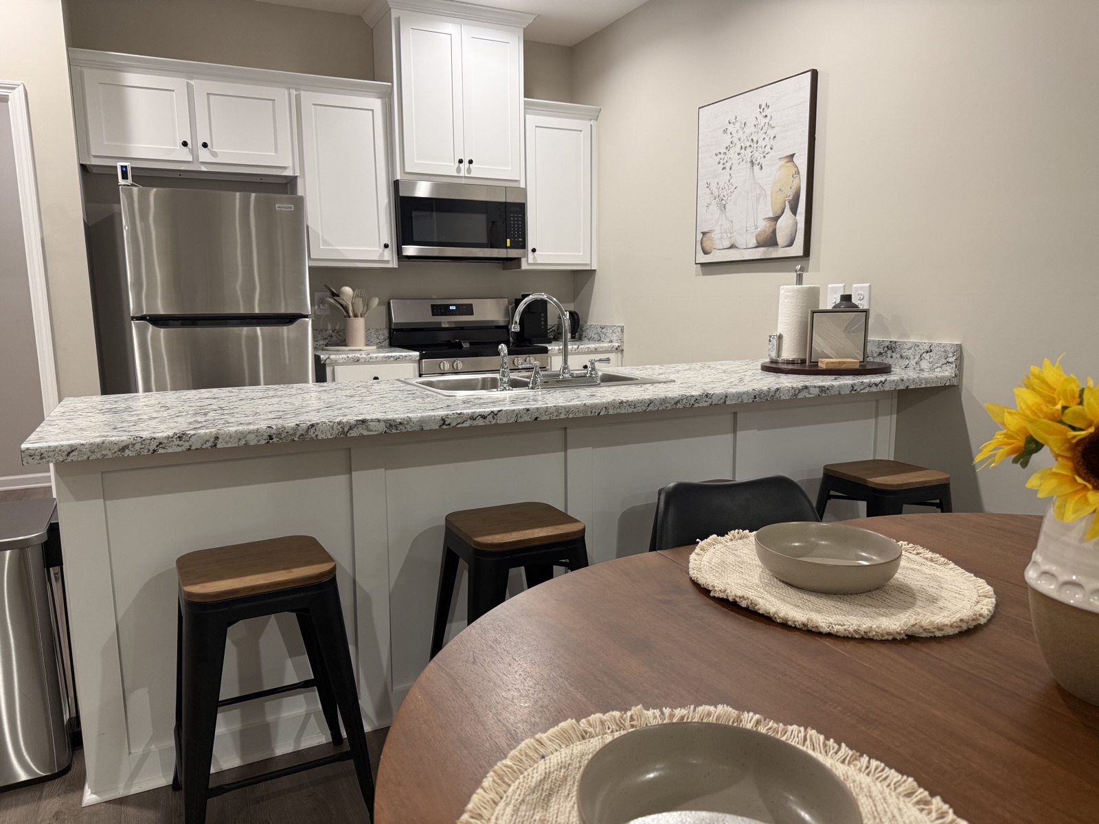 Furnished 4BR Executive Home — kitchen and dining area